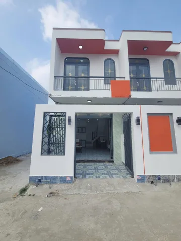 Nhà 1 trệt 1 lầu mới xây giáp ranh Tp.HCM ( kế Bình Chánh )