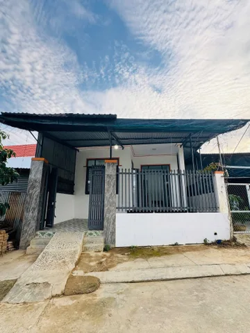 MSP 154
🔥 NHÀ MỚI ĐẸP GẦN SÔNG – SẴN DÒNG TIỀN 5TR/THÁNG 🔥

TĐC Diên Khánh – Giá chỉ 2,5 tỷ (full nội thất)
- Diện tích : 119m² (ngang 7,3m) – đường 9m
- Hướng : Đông Bắc
+ Nhà mới: PK rộng, 3PN, 1WC, phòng thờ, 2 máy lạnh
- Sân rộng, đậu ô tô trướ
