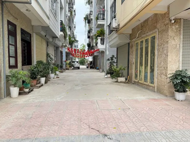 Cần bán 30m2 đất TĐC Ngọc Thụy. Đường rộng 5m, sau nhà có khe thoáng 2m