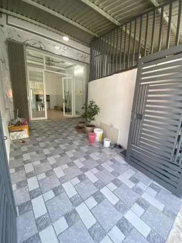 🏠 Bán Nhà Giá Rẻ 3PN, Hẻm Tô Hiệu, Gần Biển
Nhà cấp 4 có gác lửng 
-Diện tích: 72.4m2
-Thiết kế: Nhà cấp 4 mới: 3PN, 1PK, 1 phòng bếp, 2 WC, Sân rộng đậu xe máy.
-Đường rộng: 3m, thông, cách biển chỉ 200m, gần bệnh viện Vinmec
-Pháp lý: sổ hồng
-Hướ