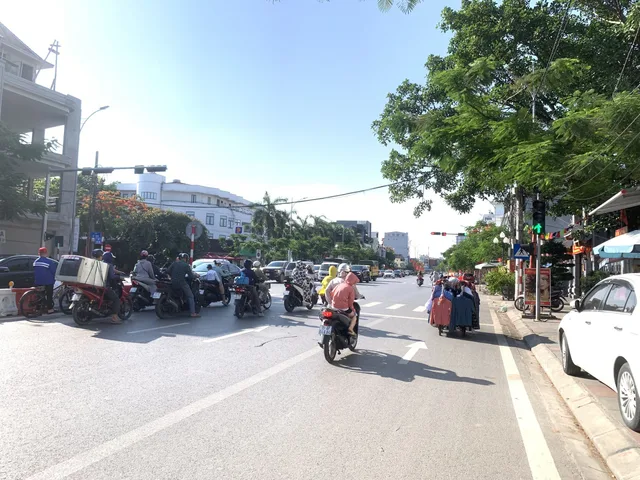 Cho thuê nhà MT: 5m  DT: 30m2 phố Hồ Sen vỉa hè rộng, ngay gần ngã 3