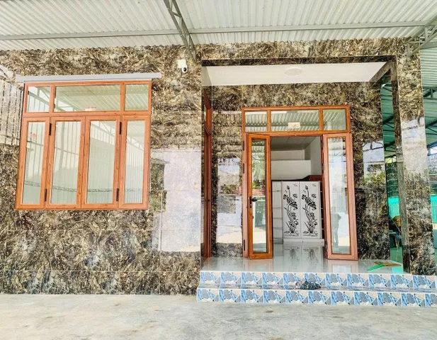 Chủ nhà cần bán nhanh căn nhà cấp 4 thôn Phú Nông , xã Vĩnh Ngọc , p Tây Nha Trang
Tổng dt : 255,6 m2 ( 200m2 thổ cư ) đất nở hậu 
Đường bê tông 3,5 - 5 m
Khu dân cư đông đúc, đầy đủ các tiện ích xung quanh