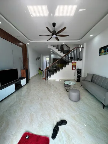 Nhà 2 tầng đẹp kiên cố - Hẻm Liên Hoa, Phường Tây Nha Trang 

📐Diện tích : 100m2 ngang 5m 
- Hướng  đông nam 
🏠Kết cấu 1 trệt 1 lầu: 3PN, 3toilet , phòng khách, bếp…
📕Pháp lý: sổ đỏ (có GPXD)

💰💰Giá bán: 3tỷ 950triệu