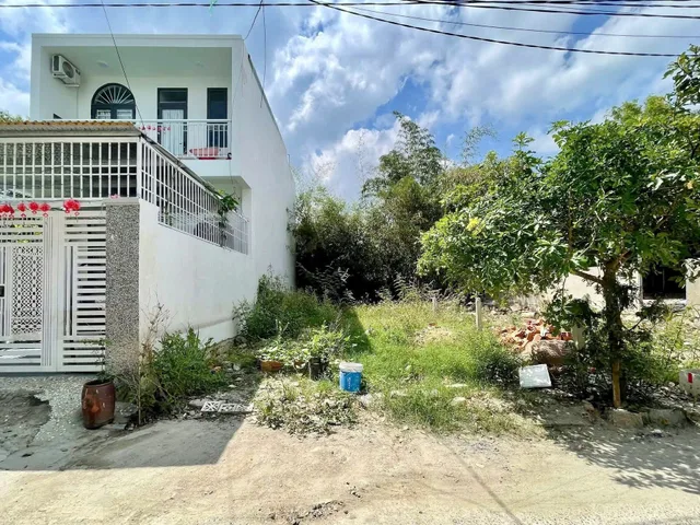 Bán đất kdc Phú Bình, Vĩnh Thạnh
 - DT: 86,7m2 (ngang 5,6m), full thổ, hướng Tây Bắc.
- Nằm đường bê tông 6m.
- Giá bán nhanh 2 tỷ 150 triệu