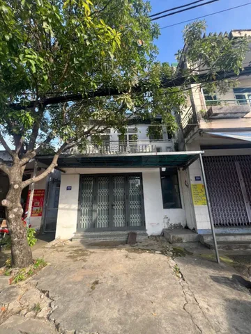 Siêu Phẩm , Mặt Tiền 23/10 Vĩnh Thạnh Phường Tây Nha Trang . Giá chỉ 4 Tỷ  
Vị trí nằm trên mặt tiền 23/10 rộng 30m , gần Chợ Ga .
Hiện trạng nhà 2 Tầng , Cũ .
Diện tích : 52m2
Hướng : Nam
Pháp lý : Sổ Hồng
Giá bán 4 Tỷ
Phù hợp vừa ở vừa kinh doanh