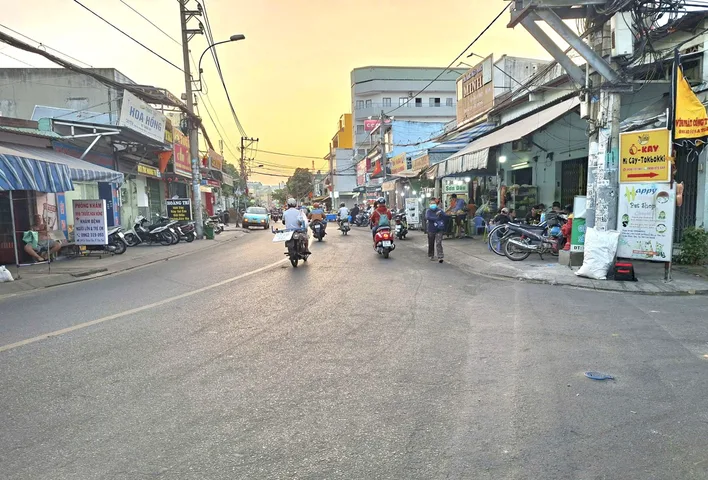 nhà Lê Đình Cẩn, dt (5,5×10)_hơn 5ty_hẻm xe hơi