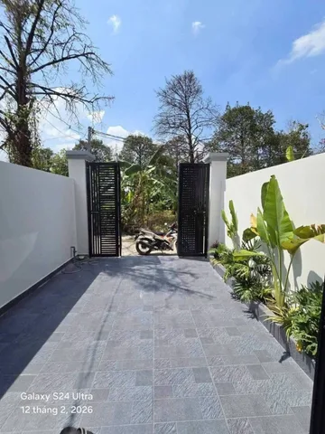 Một căn nhà mới xây, đầy đủ tiện nghi, vị trí thuận lợi?
