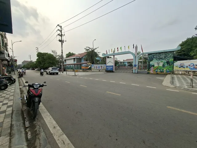 Nhỏ xinh ,giá công nhân,không có lô thứ ai,an cư lý tưởng,vì bao quanh nhiều tiện ích: trường học,chợ dân sinh,siêu thị. Gần cầu Thăng Long,khu công nghiệp