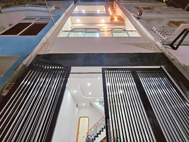 Nhà bán nguyễn xí mới xây 4 tầng sổ hồng riêng, hẽm xe hơi thông