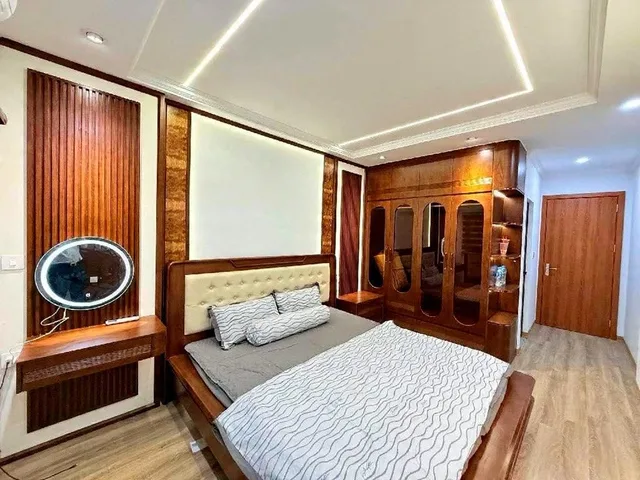 nguyễn khang 36m x7 tầng thang máy 13,6 tỷ gần phố,vf3 đỗ cửa,ngõ thông