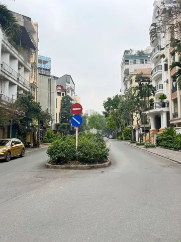 Tòa nhà mặt phố  thông Hoàng Quốc Việt – Lô góc 3 mặt thoáng – Mặt tiền 15m bề thế – 168m2 x 6 tầng