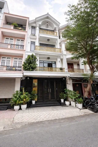BIỆT THỰ MẶT TIỀN NGAY PHỐ ẨM THỰC NGUYỄN SƠN. (337)
NHÀ MỚI ĐẸP 5 TẦNG - 6x 22M .
VỪA Ở VỪA KDOANH ĐA NGÀNH VPCTY ,SPA, KSAN.
GẤP PÁN GIẢM MẠNH CẢ TỶ CÒN TL 

📞 Liên hệ xem ngay: 0902 106 911
