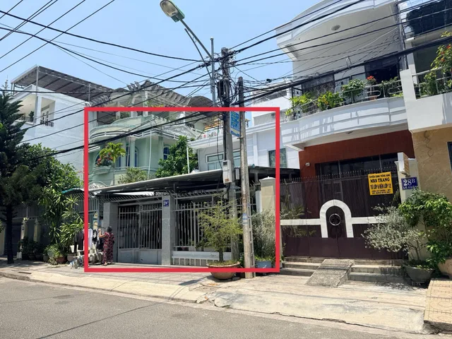 BÁN ĐẤT TẶNG NHÀ MT BÀN CỜ LÊ CHÂN – PHƯỚC TÂN, NHA TRANG 💰16,8 TỶ🌻
 • Diện tích: 142,5m² – ngang 7,8m
 • Hướng: Đông Nam
 • Hiện trạng: nhà cấp 4 còn sử dụng tốt
 • Vị trí đẹp, gần chợ, siêu thị, trường học
 • Khu dân cư đông, dân trí cao
 • Phù hợ