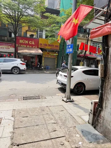 Cho thuê nhà nguyên căn Mặt ngõ Liên Hoa, phố Khâm Thiên
-Diên tích : 14m² x 5 tầng-9tr/1tháng