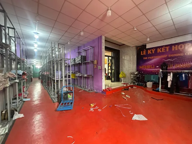 Cần bán nhà ngộp bank Lê Văn Khương Quận 12, DT 281m2 ngang 12.6m, hẻm xe tải, có xưởng sản xuất.