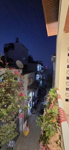 Nhà mới 2 tầng cạnh Quận 4 (chỉ 500m); 52m2 3PN có phòng trệt; tặng nội thất vào ở ngay