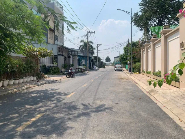 Lô đất mặt tiền Bình Nhâm 91 khu nhà lầu xe hơi. Giáp gần nhà thờ Lái Thiêu Phan Thanh Giản, trường học Trần Quốc Toản… Đường nhựa thông ra Đê Bao Sông Sài Gòn.