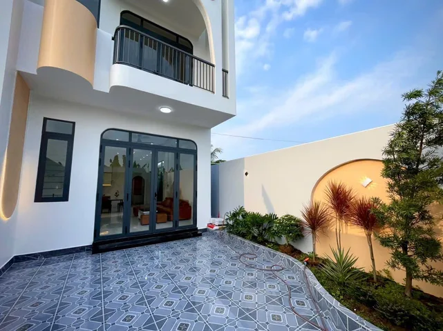 Nhà lầu mới xây dựng hẻm xe hơi gần Quảng Trường Tp Mỹ Tho có sân đậu