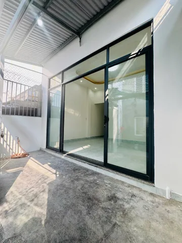 Bán nhà hai mặt tiền trước sau hẻm thông Lê Hồng Phong - Thích Quảng Đức , phường Nam Nha Trang
+ Vị trí thuộc khu dân cư đông đúc , tiện ích xung quanh đầy đủ . Đường trước nhà thông rộng 2m , phía sau hẻm rộng 1m rất thoáng đãng
+ Cách Thích Quảng Đức