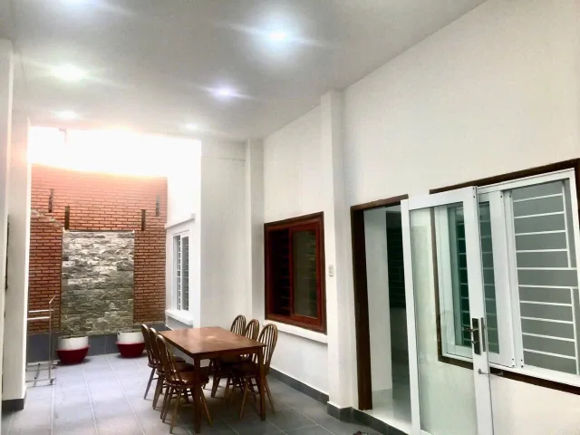 Nhà 2 tầng gần biển TRẦN PHÚ hẻm Tuệ Tĩnh - Khu phố Tây - TTTP Nha Trang
- Diện tích: 117,4m2. DT được cấp Giấy CN 147,9m2. 
- Nhà 2 tầng gồm 2 phòng khách, 4 phòng ngủ, 2 toilet, 2 tắm, 2 bếp, có cầu thang đi riêng tầng trên, vừa ở & kinh doanh cho thu