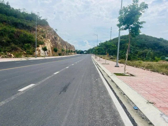 p. Nam Nha Trang_ cách đường Phong Châu 20m _ ngang 6m | Giá 26tr/m2 

📌 Diện tích 119m2 full odt ngang 6m
📌 Đường bê tông oto hơn 7m qh27m thông thoáng