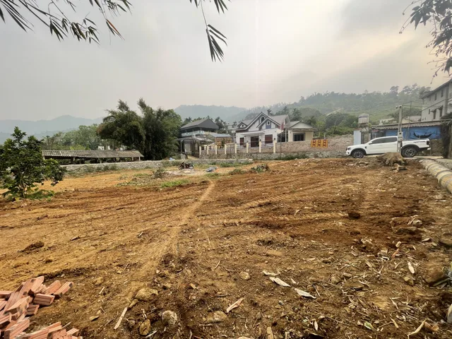 Chính chủ em cần bán mảnh 2374m tròn đó có 400m đất ở tại yên Xuân Hà Nội giá rẻ cho các nhà đầu tư ạ
Thế đất cao thoáng bám mặt tiền đường nhựa rộng.xuong quanh có nhieu hometay đạng hoạt động và nhiều tiện ích 
Cách trưởng Đại học quốc gia 10p đi chuy