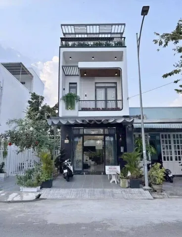 Cần bán căn nhà 1 trệt 1 lầu đường Tân Liêm, Bình Chánh
Diện tích = 60m2 , giá 1 tỷ 5