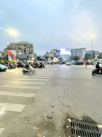 PHỐ NGÃ 6 HUYỀN THOẠI XE TĂNG ĐỖ ĂN TRƯA