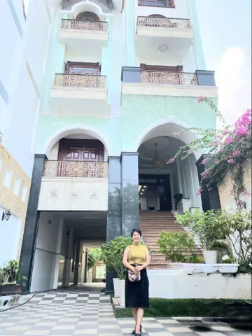 🥰NGHỆ THUẬT ĐƯA THIÊN NHIÊN VÀO TỪNG GÓC SỐNG 🥰 

Tận hưởng không gian xanh mát, nơi từng bước chân là sự kết hợp hài hòa giữa cây cỏ, hoa lá và những đường nét thiết kế tinh tế. Dù là góc café thư giãn, khoảng sân vườn xanh rì hay lối đi uốn lượn dưới