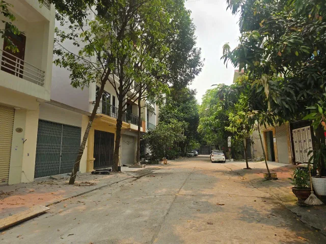 Bán nhà 3 tầng khu K15. Diện tích 82.5m mặt tiền 5.5m hướng tây nam. Làn 2 đường hoàng hoa thám. Phường kinh bắc tỉnh bắc ninh