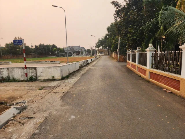 Chỉ 3 tỷ sở hữu lô 100m đất CNC Hòa Lạc,Full thổ cư,View sân bóng,sát QL21A