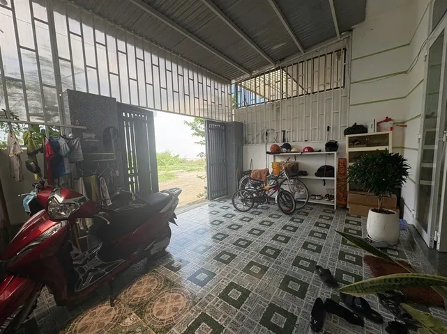 Hạ giá bán nhanh 3,1tỉ
BÁN NHÀ VĨNH CHÂU – VĨNH HIỆP, NHA TRANG ngag 6m giá 3,1tỷ
-Mặt nhà quay ra bờ sông Quán Trường
-Diện tích: 63,3m²(Ngang 6m)
-Kết cấu:1 trệt + 1 lửng kiên cố gồm 2Pn,2 WC
- Đường 10m
-Hướng: Tây Nam
-Giá bán: 3,1tỷ (thương lư