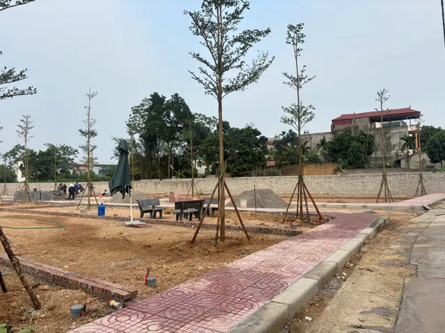 Bán lô đất 100m ngay chợ Hòa lạc , kinh doanh buôn bán được ngay , vị trí cực đắc địa có 1 không 2
 100m full thổ cư 
 Điện đường đèn chiếu sáng đã được trang bị đầy đủ 
 Cách quốc lộ 21A chỉ 500m 
Đường xá đi lại rất thuậ tiện 
Cách khu cnc Hòa Lạc 