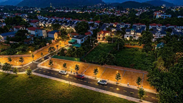 Chính chủ bán đất 200m² tại Làng Sinh viên Hòa Lạc * Mặt tiền 5m, đường rộng 7m * Giá từ 3 tỷ * Vị trí trung tâm, gần chợ, trường học, đông sinh viên thuê trọ * Cách cổng FPT 3 phút, Đại lộ Thăng Long 7 phút * Gần đường quy hoạch 50m, giao thông thuận tiệ