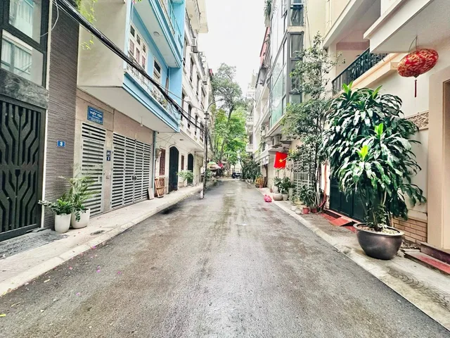Cần bán căn biệt thự nằm trong khu phân lô Trần Quang Diệu. Thông bàn cờ. Ô tô tránh đỗ có vỉa hè. Khu VIP nhất Quận Đông Đa