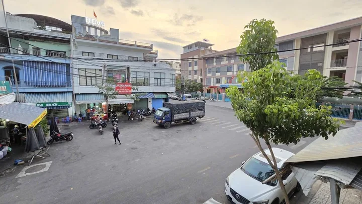 SIÊU PHẨM MẶT TIỀN VỊ TRÍ KINH DOANH CHỈ 5,8 TỶ - NGANG 7M 
💥 VỊ TRÍ - MẶT TIỀN ĐƯỜNG PHẠM HỒNG THÁI (P. VẠN THẠNH CŨ) - TP NHA TRANG
- Tiện ích: Cạnh trường trung học Trưng Vương - gần Chợ Đầm - cách đường chính 2 tháng 4 chỉ 30m
- Mặt tiền đường rộng