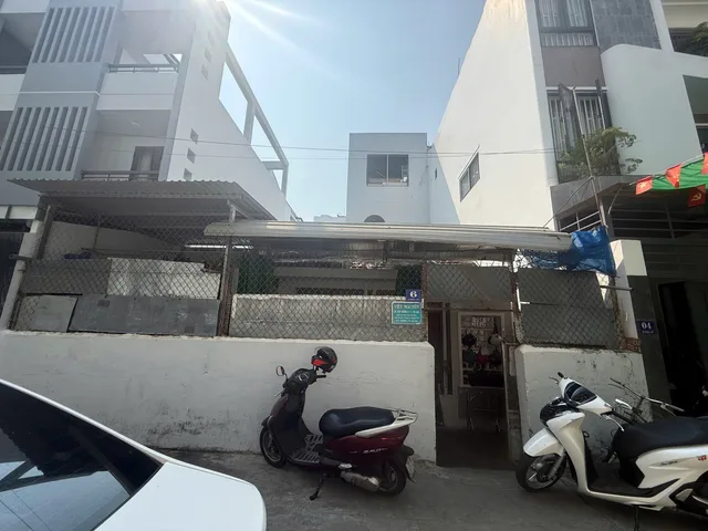 🌅BÁN NHÀ CẤP 4 MẶT TIỀN 4B PHƯỜNG NAM NHA TRANG - NGANG HƠN 8M🌅
- Diện tích : 79,1m2
- Gần biển và các khu tiện ích ( chợ trường học bệnh viện) 
- Đường thông , oto ra vào thoải mái 
- Ưu điểm : ngang hơn 8m có thể tách làm 2 lô 
- Giá :8tỷ 3 ( Thươn