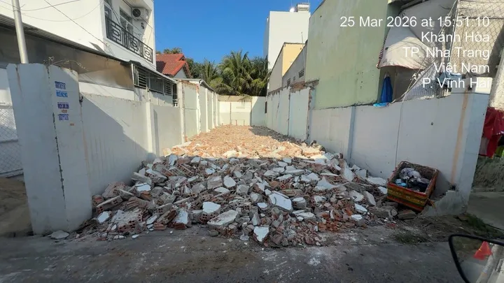 Bán lô đất hẻm ô tô gần chợ Vĩnh Hải, Nha Trang.
- Diện tích: 112,2m² (ngang 6m, full thổ cư)
- Hướng: Tây
- Đường hiện trạng rộng 3m, ô tô đi thoải mái.
- Vị trí tiềm năng:
Cách biển chỉ ~1km, thuận tiện đi lại.
Cách chợ Vĩnh Hải vài trăm mét, khu 