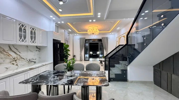 Bán nhà 1 trệt 1 lầu đúc mái ngói thật mặt đường nhựa Hương Lộ 45 Diên Phú hiện trạng 12m quy hoạch 20m thuận tiện kinh doanh buôn bán.Sân đậu ô tô thoải mái 
👉🏻Nội thất như hiện trạng trong nhà  :Sopha,bàn ăn ,rèm cửa,tủ bếp,kệ tivi,tủ lạnh ,2 bộ giường