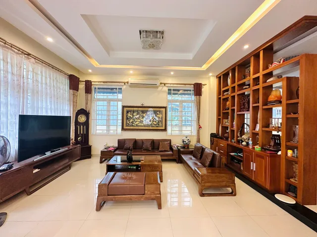 💥Căn biệt thự được xây dựng kiên cố ,thiết kế : 1 trệt 1 lầu - 4p.ngủ - 3wc - có gara oto trong nhà - p.thờ - p.khách - p.bếp rộng rãi (có p.ngủ tầng trệt ) ban công + sân nhà rộng rãi + cầu thang toàn bộ được làm từ gỗ quý .

  • Rộng Rãi View Đối Diện