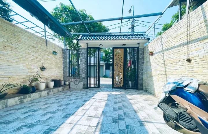 SỤP HẦM🔥 NHÀ 2 TẦNG MỚI ĐẸP – Ô TÔ VÀO TẬN NHÀ – ĐƯỜNG 7.5m KHU DÂN CƯ ĐÔNG ĐÚC DT 116m2 ngang 5m 🔥CHỈ 5.X TỶ