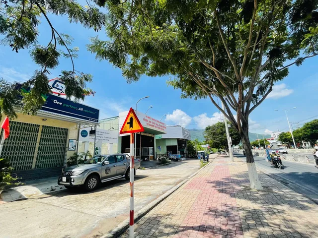 BÁN LÔ ĐẤT MẶT TIỀN ĐƯỜNG NGUYỄN TẤT THÀNH - TĐC HÒN RỚ 2 - NAM NHA TRANG
- DT : 239m2 ngang 10m full thổ cư 
- Vỉa hè rộng rãi phù hợp mở Showroom, xưởng kinh doanh…cách cầu Bình Tân chỉ 500m
- Hướng: Tây Bắc 
- Giá bán : 61 triệu/m2