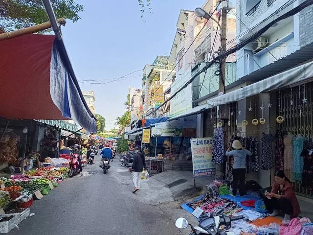 Bán nhà 5 Tầng mặt tiền chợ , DT: 70m² full thổ cư ngang 4m giá 11 tỷ tại Phường Bình Trị Đông