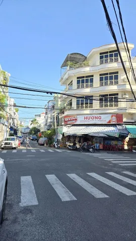 Bán Nhà 3 tầng mặt tiền đường Nguyễn Hữu Huân - Giá 8 Tỷ
. Hướng Đông Bắc. 
- 5 phút ra biển, gần chợ, trường học – tiện ích đủ đầy
- Diện tích : 46.3m2 ( ngang 3.7m )
- Nhà 3 tầng , 5 pn , 4wc và 1 phòng thờ
- Giá bán : 8 Tỷ thương lượng
- Sổ hồng 