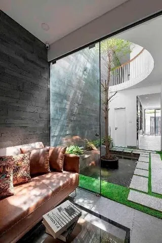 🥰🥰 GIAO HƯỞNG XANH GIỮA LÒNG ĐÔ THỊ

Một vẻ đẹp mạnh mẽ của kiến trúc đương đại và sự thanh bình của thiên nhiên được dụng công sắp đặt từ khối hình, vật liệu, ánh sáng đến cảnh quan để kiến tạo nên trải nghiệm sống đẳng cấp và biệt lập của ngôi nhà sát