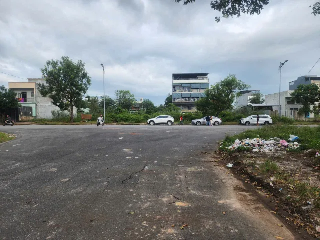 Cần bán lô 1b  khu B4 đường 10m5 giao với trịnh hoài đức sát với trường đại học fpt và trường quấc tế APU diện tích 150m,chiều ngang 6m hướng Bắc, thích hợp xây dựng căn hộ,giá 7 tỷ 7