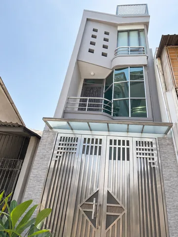 NHÀ 4 TÂNG BTCT VỚI 3PN SÁT CV LÊ THỊ RIÊNG KẾ BIG C TÔ HIẾN THÀNH
