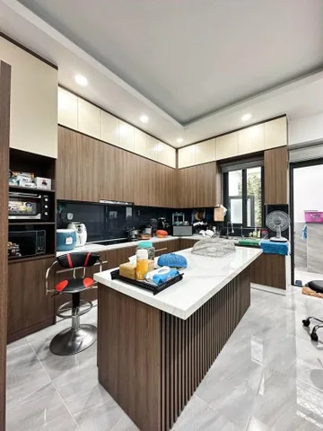ĐỐI DIỆN TRUNG TÂM CUNG ỨNG DỊCH VỤ CÔNG TÂN PHÚ VỚI GIÁ 8TỶ

- Kết cấu: Hầm để xe, 1 Trệt, 1 lửng, 2 lầu, 4PN, 4WC, PK, Phòng thờ, bếp giếng trời thoáng mát, hồ cá phong thủy
- Chủ nhà dân xây dựng, Nhà xây cực kỳ chắc chắn, mát mẻ.,
- Hẻm 8m, Hẻm th
