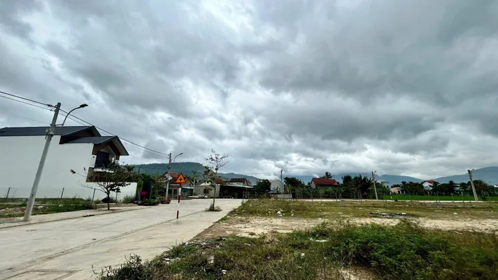 Bán lô đất đẹp Tái định cư Diên Lạc giáp ranh khu đô thị VCN sắp khởi công. 
- DT: 194,3m2 full thổ cư 
- Ngang 7m dài 28m, thích hợp xây nhà vườn, biệt thự, nhà trọ, kho bãi......
- Đường rộng 13m thuận tiện di chuyển - Khu dân cư văn minh , tiện ích 