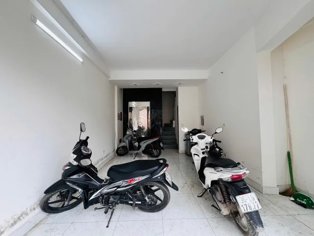 Bán nhà Yên Vĩnh 31m2 - Thang máy, Ô tô vào nhà - Dòng tiền ổn định - Giá 6.3 tỷ
